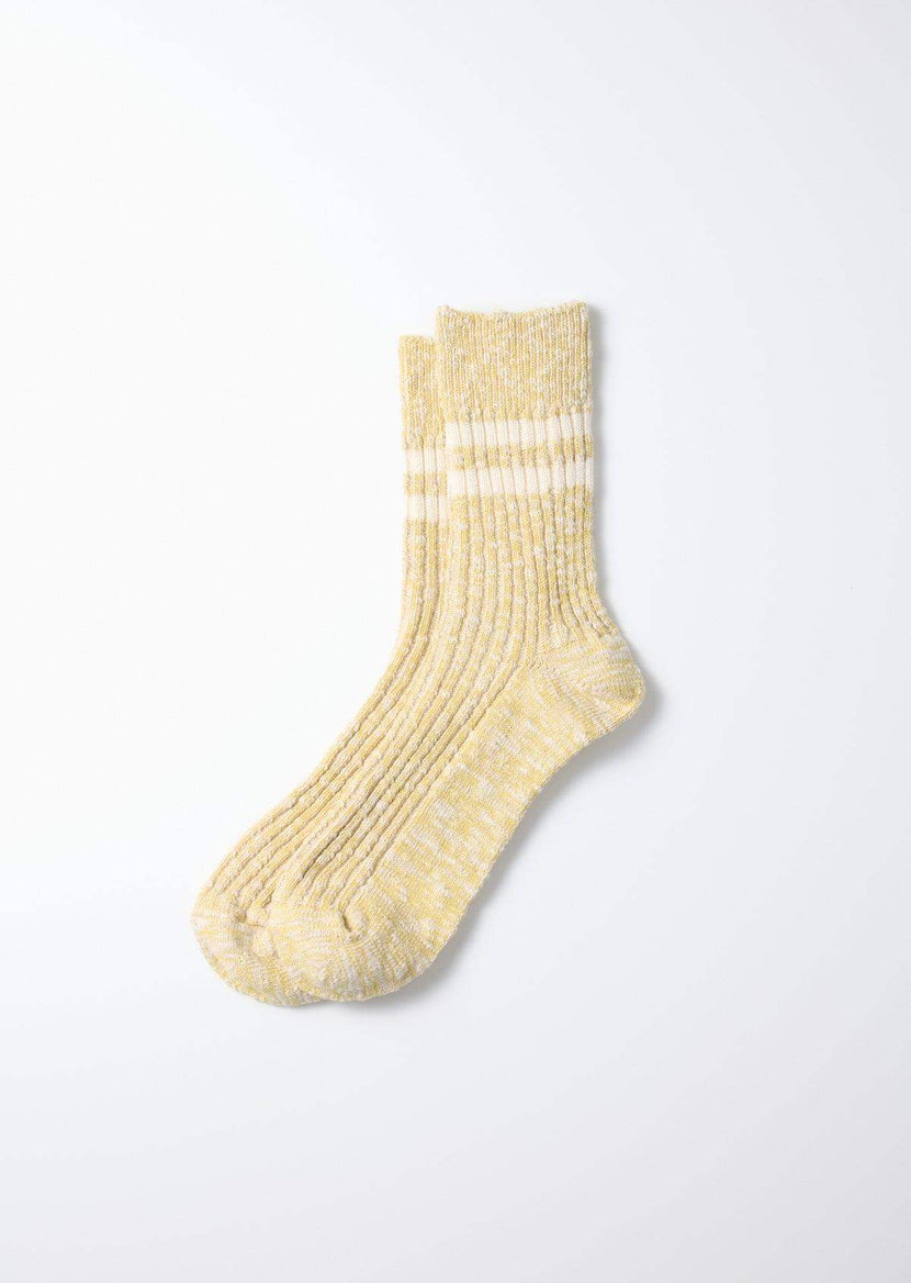 Chaussettes chinées de couleur jaune clair avec des rayures blanches, de la marque Rototo, modèle R1485. Ces chaussettes confortables et durables sont fabriquées au Japon.