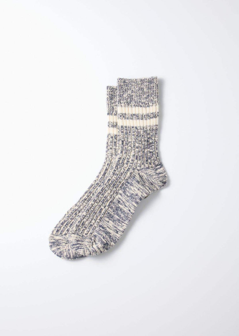 Chaussettes R1485 Navy de Rototo avec une texture chinée en bleu et crème, parfaites pour une utilisation quotidienne. SS25