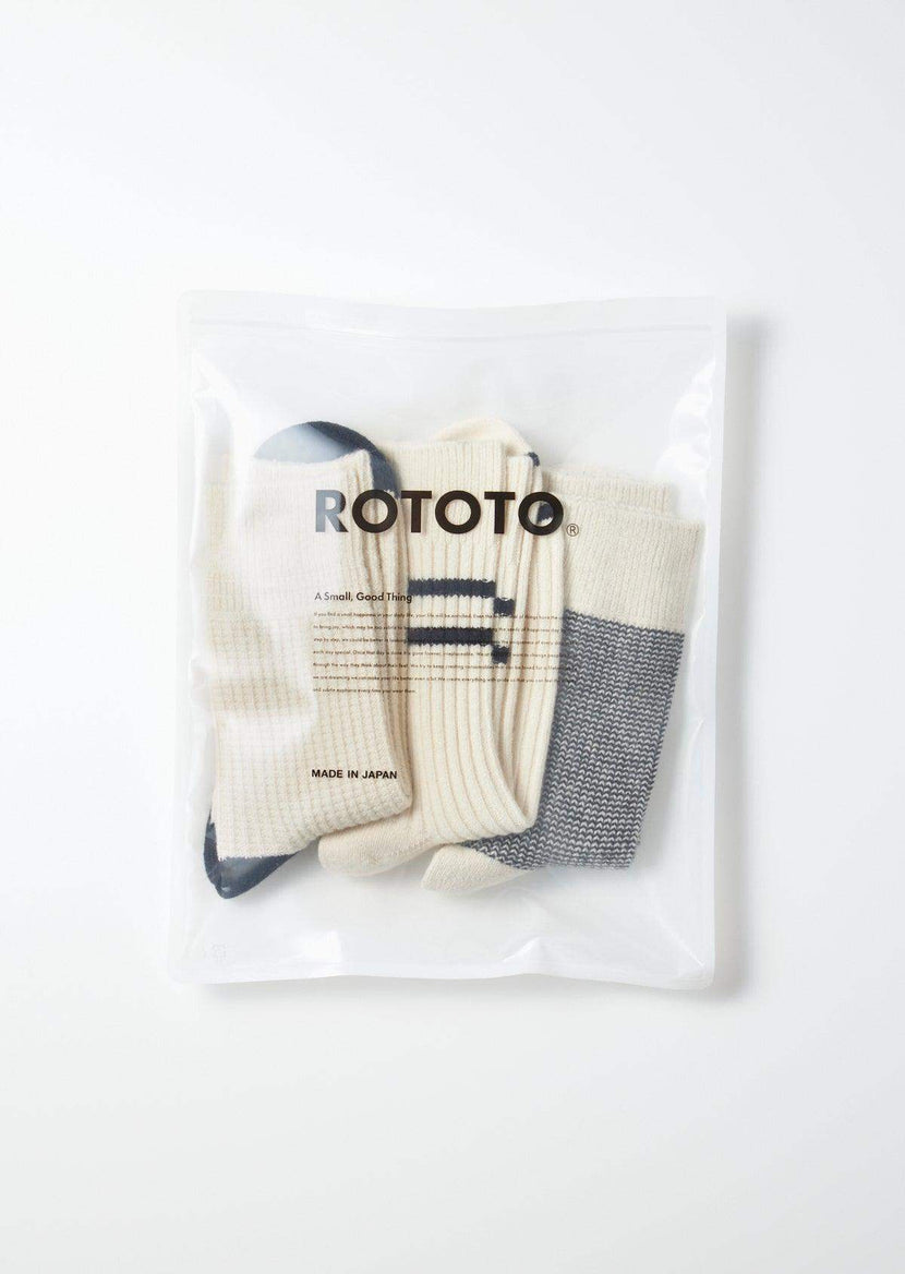 Pack Chaussettes - Off White/Black de Rototo, plusieurs paires de chaussettes présentées dans un emballage transparent.
