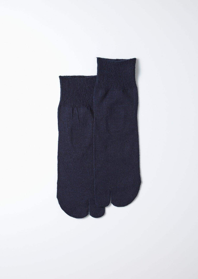 Chaussettes R1582 Navy de Rototo, en tissu doux, avec séparation pour les orteils, parfaites pour un look décontracté. Collection SS25.