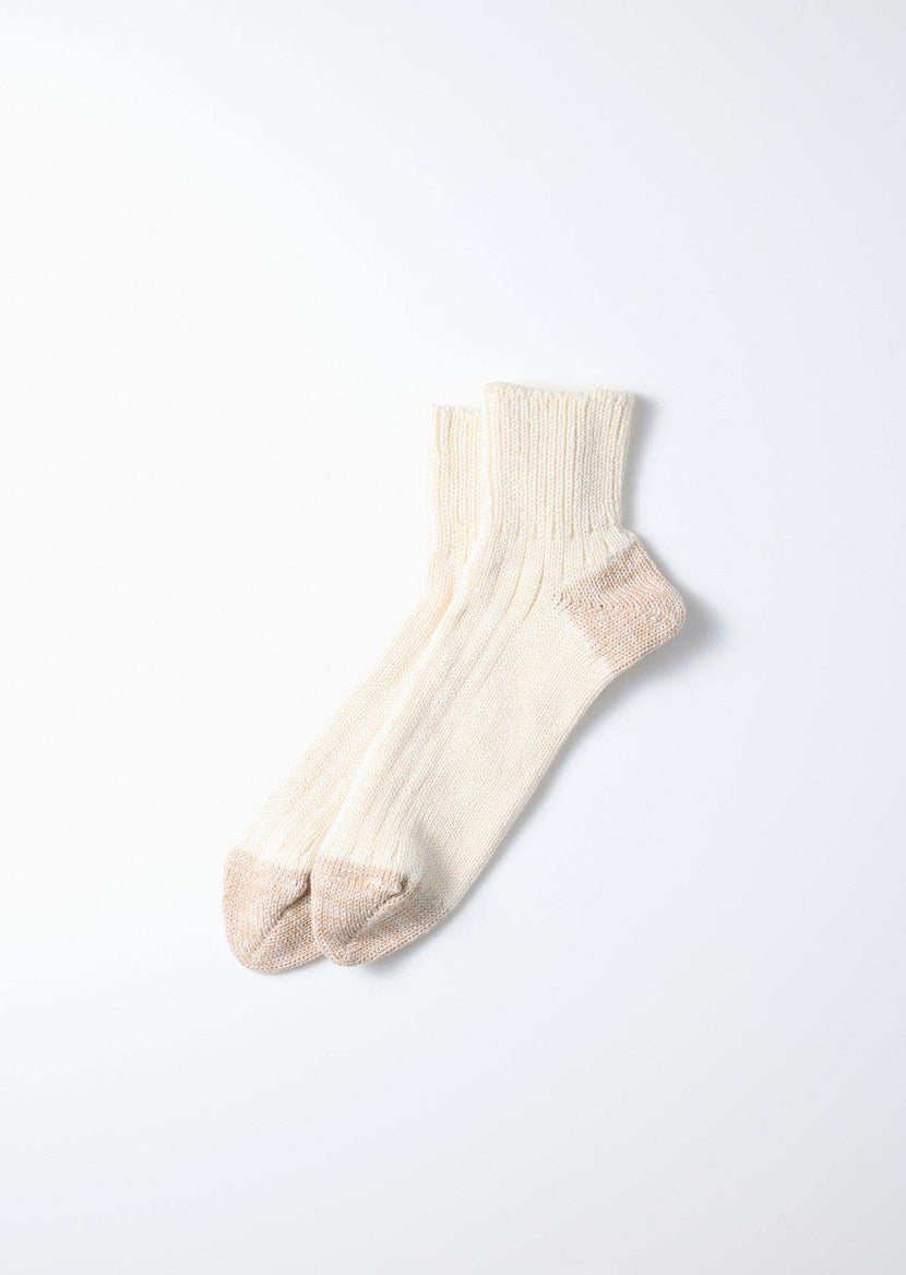 Chaussettes R1606 Ivory de Rototo, confortables et légères, avec une texture douce idéale pour l'été. Modèle SS25.