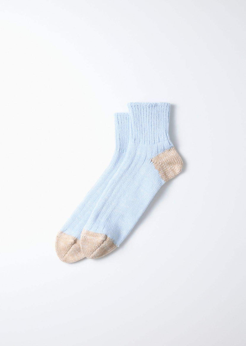 Chaussettes bleues R1606 Sax de Rototo, montrant un design élégant avec des bords texturés et un talon beige. Parfaites pour l'été. SS25