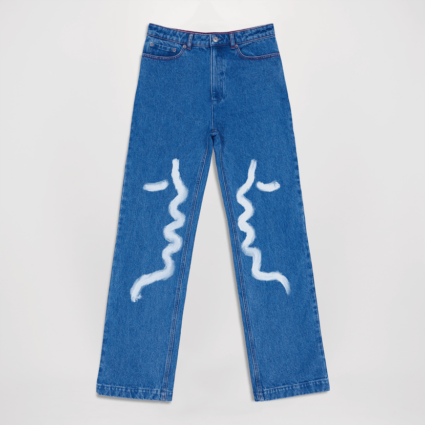 Jean peint 'Bisous' - Blue d'Encré, mettant en avant un design artistique avec des visages peints en blanc sur un denim bleu, parfait pour un style unique.