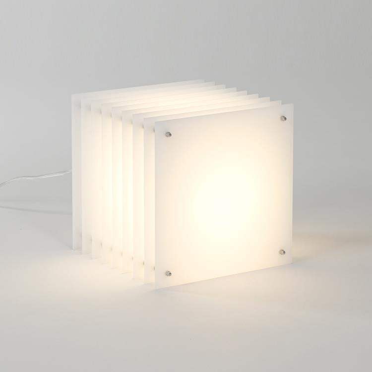 Lampe design Bangoi Banga - Lop - Big Square - Milky, émettant une douce lumière blanche, parfaite pour une ambiance chaleureuse.