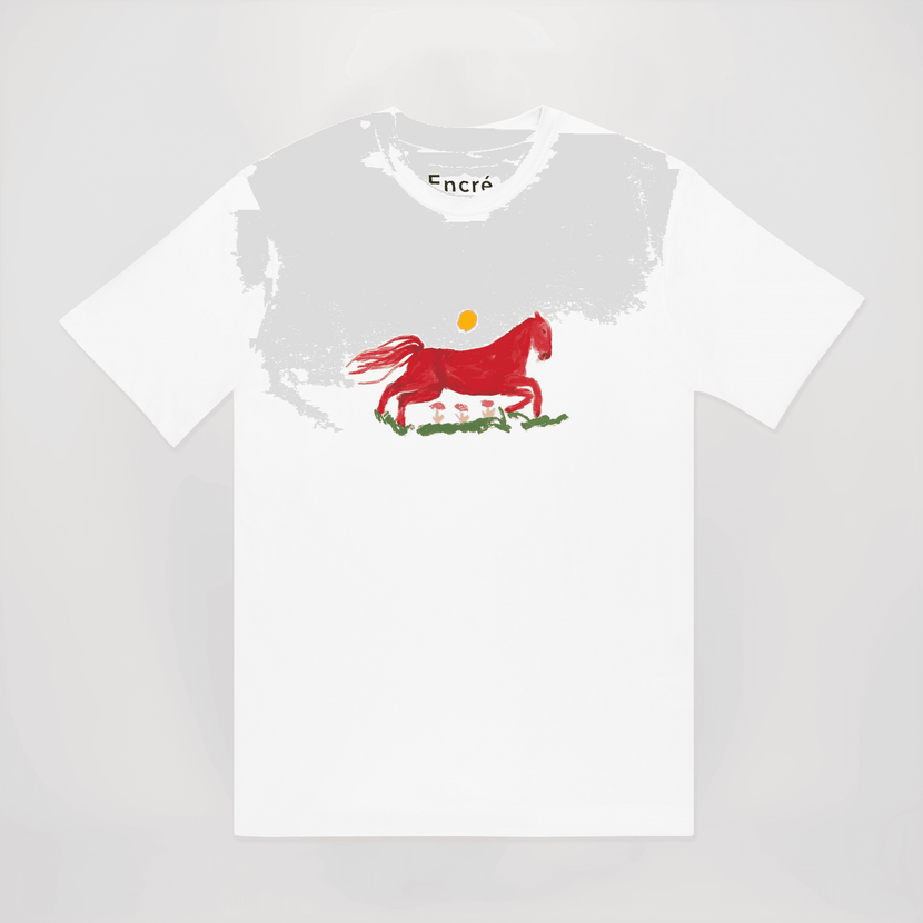 T-shirt blanc 'Far Ouest - White' d'Encré avec un dessin d'un cheval rouge courant sur un tapis de fleurs, illustrant un style artistique vif et coloré.