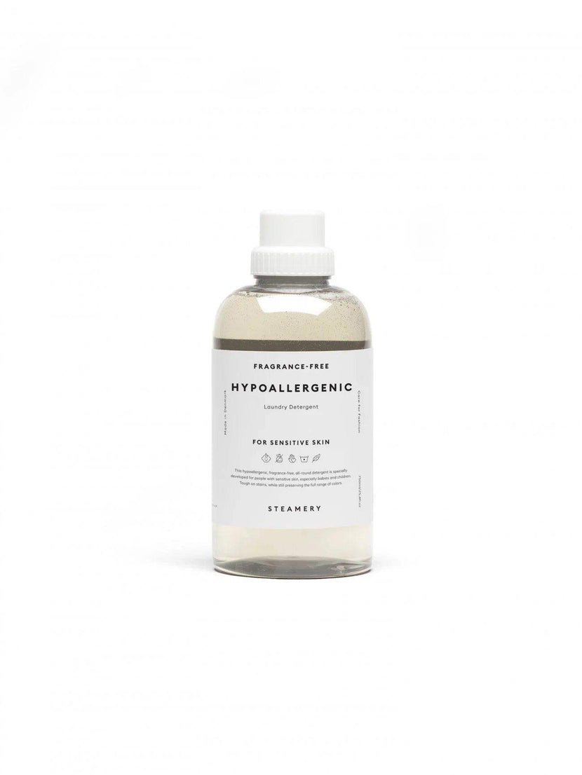 Bouteille de Lessive Hypoallergenic de Steamery, conçue pour les peaux sensibles. Le flacon est transparent, montrant le liquide à l'intérieur, et dispose d'une étiquette indiquant "Hypoallergenic Laundry Detergent" et "Fragrance-Free". Idéal pour un lavage doux et efficace.