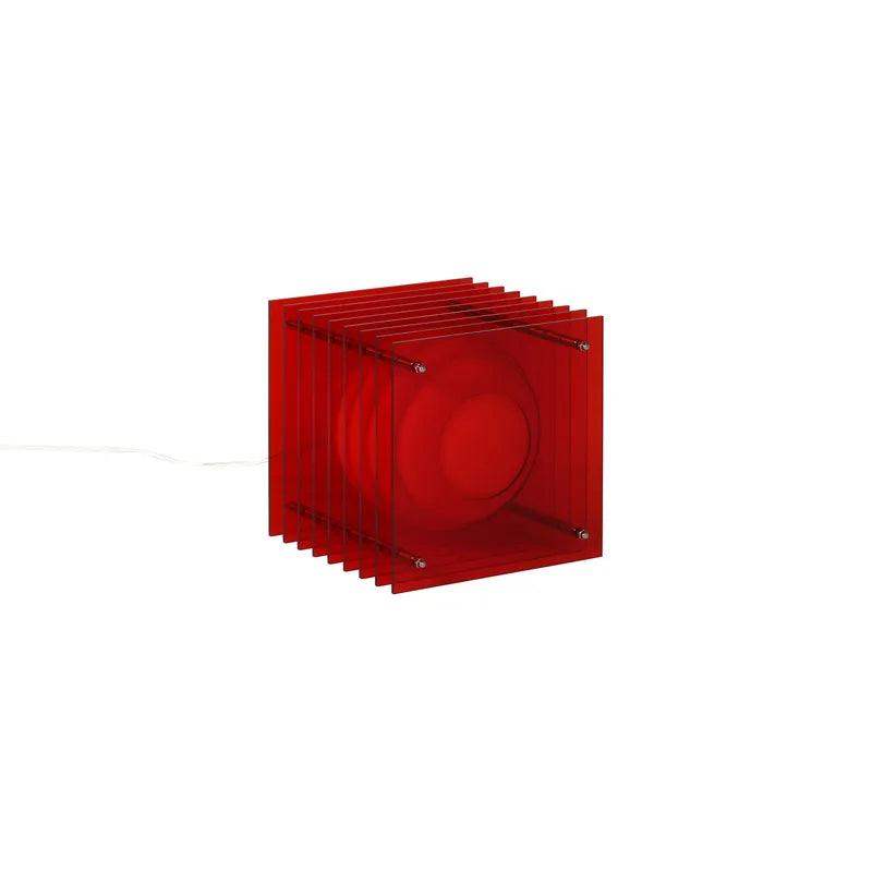 Lampe carrée rouge de BANG, intitulée "Small Square Red", mettant en avant son design moderne et minimaliste. Parfaite pour ajouter une touche de couleur à n'importe quel espace. Bangoi Banga.