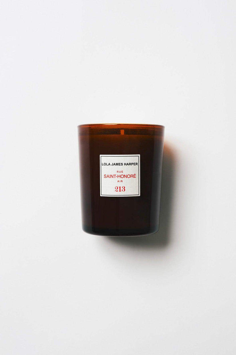 Bougie Lola James Harper, Rue Saint Honoré, 190g avec étiquette élégante affichant le numéro 213, sur un fond neutre.