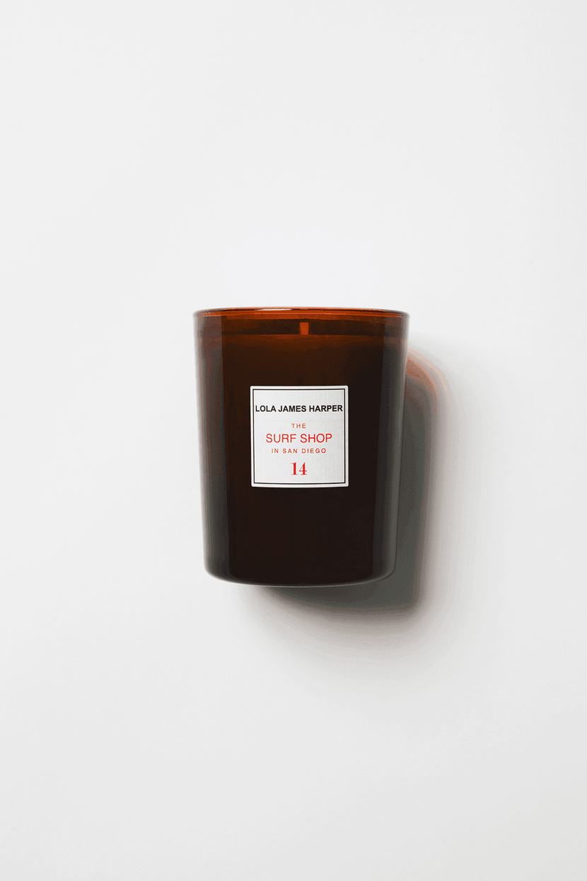 Bougie parfumée 'Surf shop - 190g' de Lola James Harper, dans un verre en amber avec étiquette, idéale pour créer une ambiance relaxante.